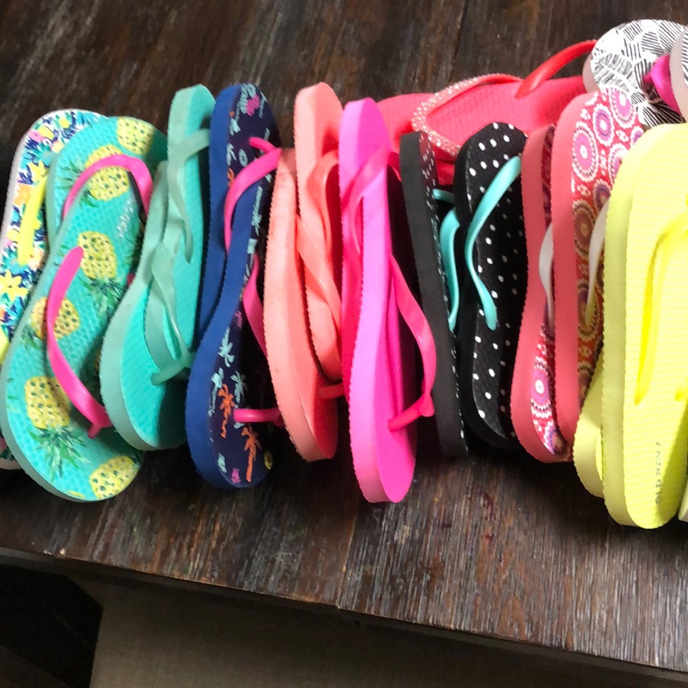 14 pairs of used and new Old Navy flip flops